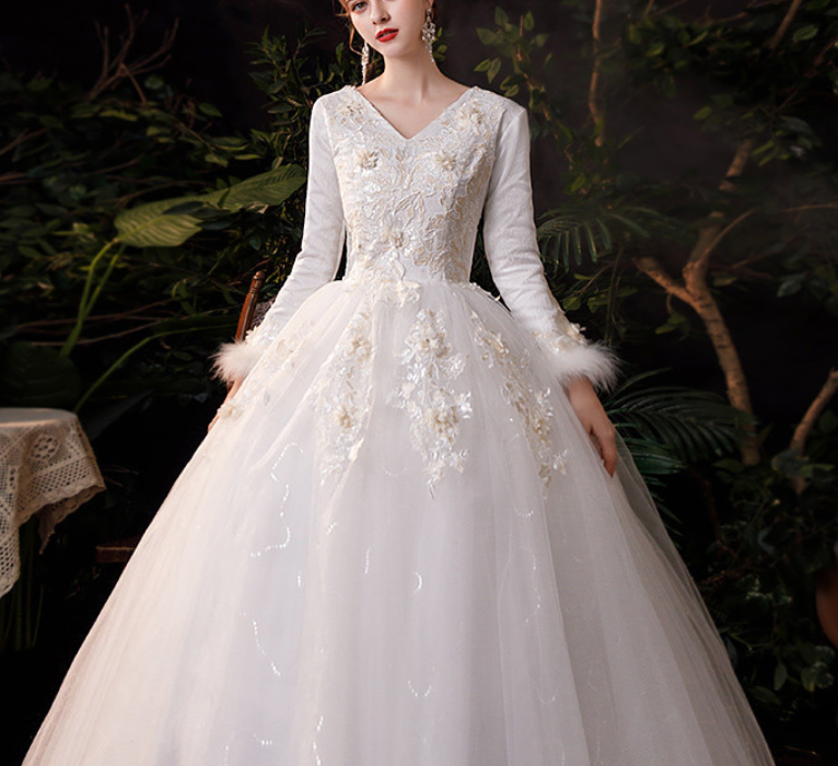 Wedding dress evening dress  bride gets married with flat V collar