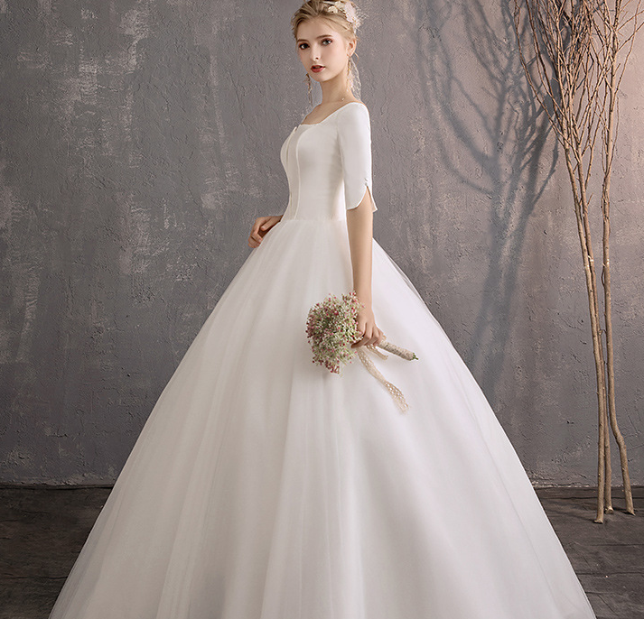 The new autumn/winter one-shoulder white satin simple and neat design of the wedding dress