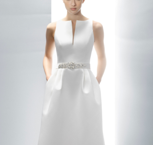 The new European and American simple deep V, one shoulder, large tail, slimming and slim fish tail satin dress