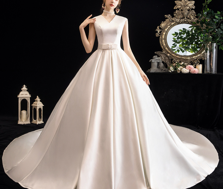 Wedding dress Satin main wedding dress 2020 new bride French Hepburn style show slender tail contracted V-neck large size women