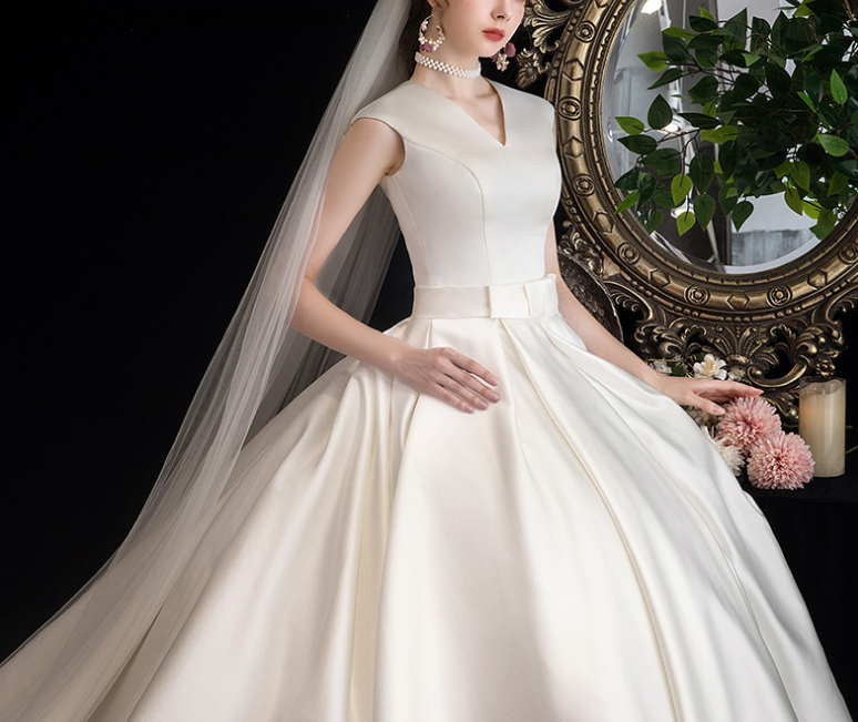 Wedding dress Satin main wedding dress 2020 new bride French Hepburn style show slender tail contracted V-neck large size women