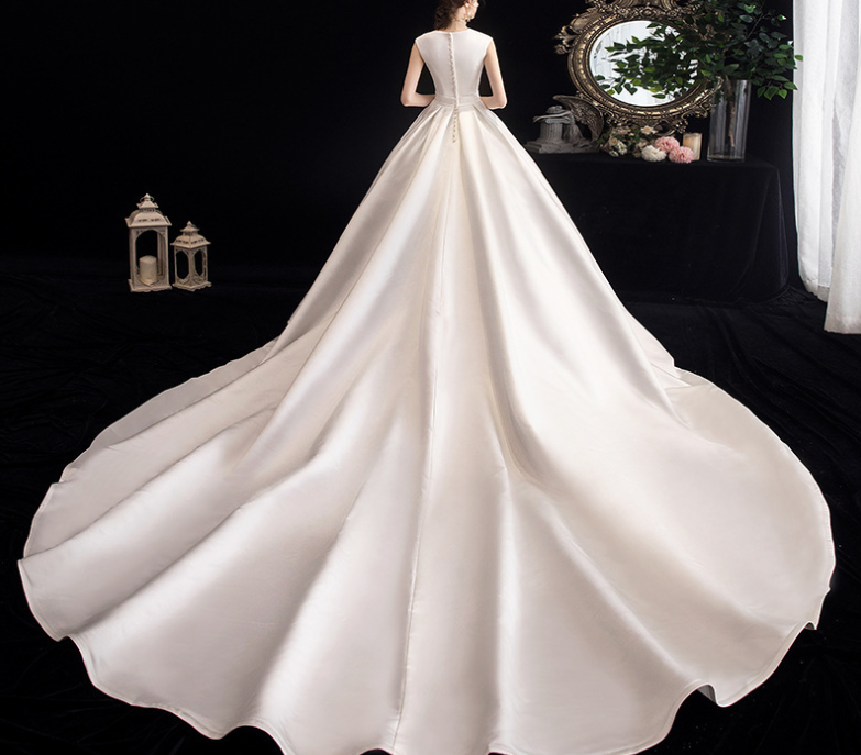 Wedding dress Satin main wedding dress 2020 new bride French Hepburn style show slender tail contracted V-neck large size women